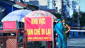Thị xã Hoài Nhơn đã lập 13 chốt chặn tại phường Tam Quan Bắc và 3 phường lân cận sau khi phát hiện 2 ca nghi mắc Covid-19 đầu tiên ở Bình Định, chiều 28-6-2021. Ảnh: NGỌC HẢI 
