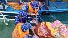 Cảnh sát biển đưa ngư dân bị nạn ở đảo Lý Sơn vào đất liền cấp cứu