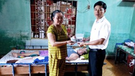 Trao 20 triệu đồng bạn đọc giúp 2 hoàn cảnh khó khăn ở Bình Định