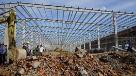 Bình Định: Khởi tố vụ tai nạn sập tường nhà xưởng khiến 5 người chết, 6 người nhập viện