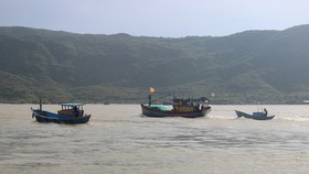 Ngư dân ùn ùn về cảng cá “chạy bão”
