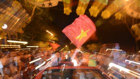 U23 Việt Nam thắng, TPHCM rợp cờ hoa