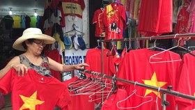 Gần 5.000 áo cờ Việt Nam được bán ra mỗi ngày