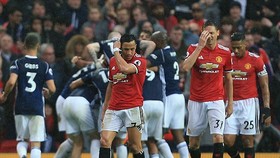 Man United - West Bromwich 0-1: Mourinho thua đội chót bảng, giúp Man City sớm vô địch