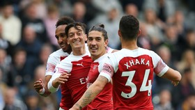 Newcastle - Arsenal 1-2: Xhaka, Ozil lập công
