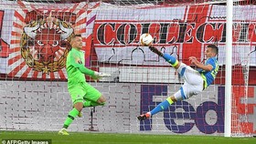 Salzburg - Napoli 3-1 (chung cuộc 3-4): Dabour, Gulbrandsen, Leitgeb ghi bàn nhưng vẫn bị loại