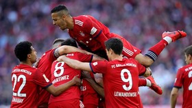 Bayern Munich - Hannover 3-1: Jonathas nhận thẻ đỏ, Lewandowski, Goretzka, Ribery tỏa sáng