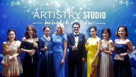 Andrea DeVos (áo xanh), Đại sứ toàn cầu Global Passionista của Artistry Studio, 6 Passionista tự tin đại diện cho Artistry Việt Nam mang màu sắc hiện đại và đầy cá tính sải chân trên thảm đỏ Busan