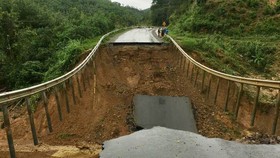 Sạt lở quốc lộ 26, giao thông Khánh Hòa với Đắk Lắk bị chia cắt