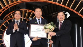 Ông Nguyễn Thành Đạt, Giám đốc Truyền Thông Herbalife Việt Nam đại diện Công ty nhận giải thưởng
