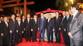 Thủ tướng Nguyễn Xuân Phúc và Thủ tướng Shinzo Abe tháo băng khai trương "Không gian Văn hóa Việt Nam - Nhật Bản"