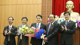 Ông Trần Văn Tân (chính giữa) chính thức trở thành Phó Chủ tịch UBND tỉnh Quảng Nam