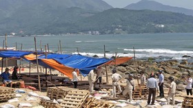 Hoàn thành tháo dỡ các lều quán dựng trái phép tại khu vực bãi biển rạn Nam Ô