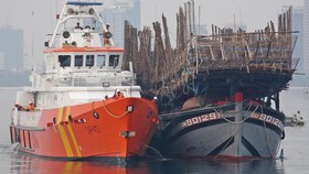 Vượt sóng trong đêm cứu 52 thuyền viên tàu cá gặp nạn ở Hoàng Sa