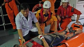 Vượt biển cứu thuyền viên người nước ngoài bị tai nạn trong đêm