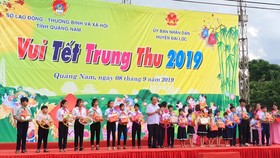 Thủ tướng Nguyễn Xuân Phúc trao quà cho 300 trẻ có hoàn cảnh đặc biệt khó khăn tại Quảng Nam