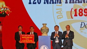 Thủ tướng Chính phủ Nguyễn Xuân Phúc tặng bình gốm sứ cho huyện Đại Lộc, tỉnh Quảng Nam