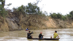 Lật đò trên sông Vu Gia, 6 người mất  tích 