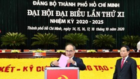 Đồng chí Nguyễn Thiện Nhân, Bí thư Thành ủy TPHCM bỏ phiếu tại đại hội. Ảnh: VIỆT DŨNG