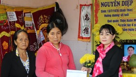 Đại diện Báo SGGP hỗ trợ 10 triệu đồng cho gia đình bà Huỳnh Thị Thanh Nga (có chồng và con trai chết do chìm tàu trong cơn lốc xoáy) vào ngày 11-10 vừa qua