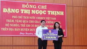 Phó Chủ tịch nước Đặng Thị Ngọc Thịnh thăm và tặng quà hộ nghèo, hộ chính sách tại Quảng Nam