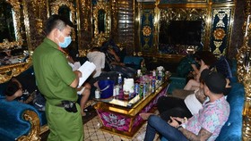 Bắt quả tang 22 nam nữ dương tính với ma túy ở cơ sở kinh doanh karaoke tại Tiền Giang