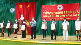 Trưởng Ban Tuyên giáo Trung ương thăm, tặng quà cho người nghèo ở Tiền Giang