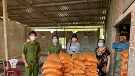 Công an huyện Đức Hòa hỗ trợ gần 35 tấn gạo và nhiều rau củ cho người lao động