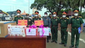 Bộ Chỉ huy quân sự tỉnh Long An trao tặng gạo cho các đơn vị quân đội Campuchia
