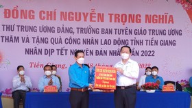 Trưởng Ban Tuyên giáo Trung ương tặng quà Tết cho công nhân Tiền Giang