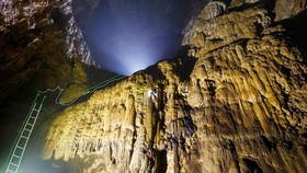  Một đoạn làm thang trong hang Sơn Đoòng không đóng vào nhũ đá để bảo vệ thạch nhũ do chuyên gia hang động Hoàng gia Anh đề xuất