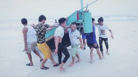 Ngư dân xã Hải Ninh, Quảng Ninh, Quảng Bình đưa thuyền cá lên bờ