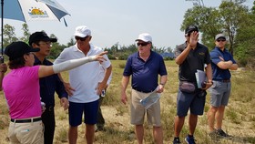 Huyền thoại golf thế giới Greg Norman (áo trắng) đến Quảng Bình thiết kế sân golf
