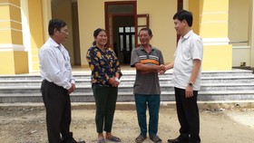 Ông Lê Công Hữu, Bí thư Huyện ủy Tuyên Hóa, cảm ơn người dân đã cứu lãnh đạo huyện bị lật thuyền hôm 5-9