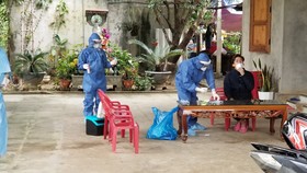 Trung tâm kiểm soát bệnh tật tỉnh Quảng Bình lấy mẫu xét nghiệm các thành viên trong gia đình anh Đinh Quý Nh.
