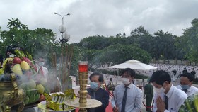 Các đại biểu dâng hương trước lễ đài