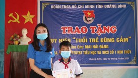 Trao Huy hiệu "Tuổi trẻ dũng cảm" cho em Mai Hải Đăng