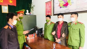 Cơ quan Cảnh sát điều tra Công an huyện Quảng Trạch thi hành lệnh bắt đối với Lê Xuân Dũng về hành vi làm nhục người khác.