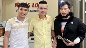 Anh Nguyễn Đức Trọng (bìa phải) cùng tài xế và phụ xe khi nhận lại tiền