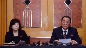 Ngoại trưởng Triều Tiên Ri Yong-ho (phải) tại buổi họp báo