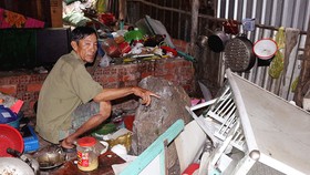Tảng đá hơn 2 tấn lăn vào nhà ông Nguyễn Văn Dương khi gia đình ông đang ăn cơm. Ảnh: VĨNH THUẬN