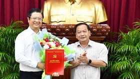 Đồng chí Trần Quốc Trung (bên phải) trao quyết định của Ban Bí thư cho đồng chí Trương Quang Hoài Nam