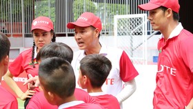 HLV Nguyễn Hồng Sơn và 2 bảo mẫu chính thức “truy tìm” chân sút tài năng Cầu thủ nhí 2020