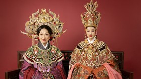 Hoa hậu Khánh Vân kết hợp cùng NSND Bạch Tuyết trong bộ ảnh hoá thân Thái hậu Dương Vân Nga