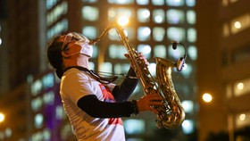 Nghệ sĩ saxophone Trần Mạnh Tuấn. Ảnh: NGÔ TRẦN HẢI AN