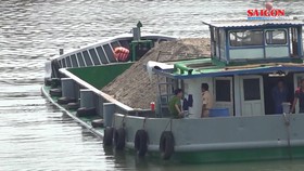 Ghe chở 115 tấn gạo bị chìm xuống sông Hậu