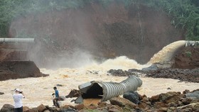 Thủy điện Đắk Kar: Mực nước giảm nhưng chưa xử lý được sự cố kẹt van xả