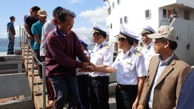 Tiếp cứu 33 ngư dân Quảng Nam gặp nạn ở Trường Sa vào bờ an toàn