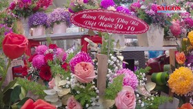 Chợ hoa Hồ Thị Kỷ tất bật người đến mua hoa tặng Phụ nữ ngày 20-10
