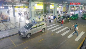 Chấn chỉnh việc tăng giá, chèn ép khách đi xe tại sân bay Tân Sơn Nhất